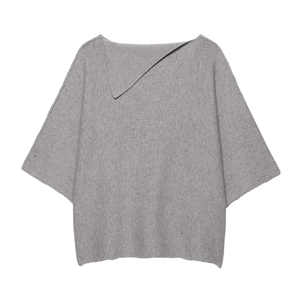 Détail d'un pull en maille grise avec col asymétrique replié et manches chauve-souris