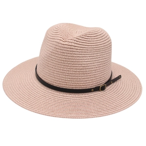 Dettaglio cappello panama rosa con trama in paglia intrecciata e cinturino in pelle