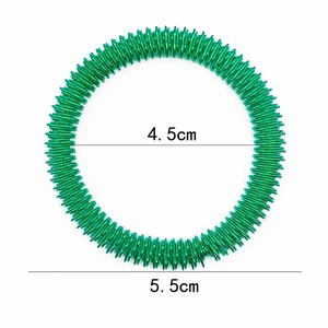 Detailed view of a green spiral spring bracelet showing 4.5cm and 5.5cm measurements