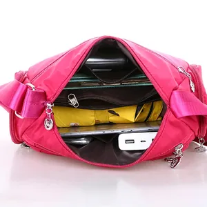 Borsa a tracolla in nylon fucsia ad alta capacità con scomparti multipli e spazio interno