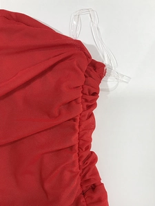Detail aus rotem Netzstoff mit seitlicher Raffung und abnehmbaren durchsichtigen Trägern