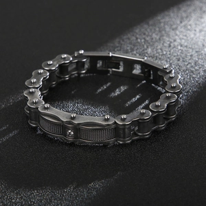 Macro di un bracciale a catena da moto in acciaio al titanio industriale con zirconi incastonati