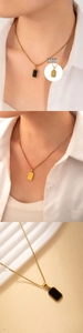 Gros plan d'un collier pendentif rectangulaire doré double face effet onyx noir