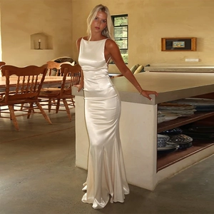 Détail d'une élégante robe en satin champagne avec dos nu et coupe sirène sophistiquée
