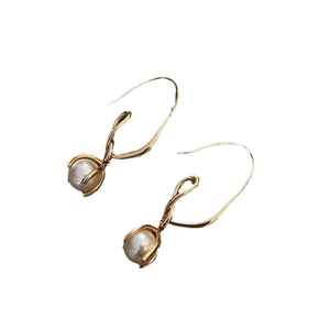 Minimalist gold geometric twist earrings with white pearls for elegant daily style