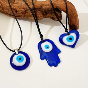 Collier pendentif œil maléfique rétro avec main de Fatma et cœur sur cordon noir