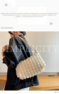 Dettaglio della borsa a spalla bianca con texture a bolle e pieghe morbide