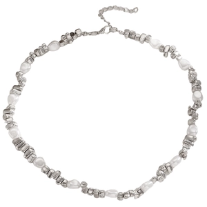 Détail du collier de perles baroques avec perles en métal argenté et fermoir mousqueton