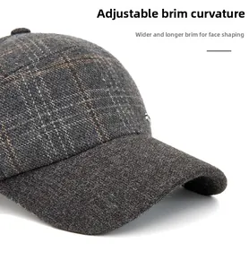 Détail de la casquette d'hiver grise à carreaux avec visière pliable pour le visage