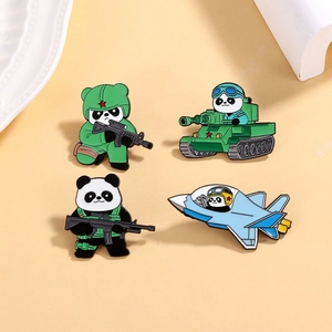 Lot de quatre pin's émaillés panda militaire mignons avec soldats et pilotes sur fond beige