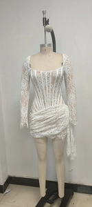 Vue détaillée d'une mini-robe en dentelle blanche avec taille corset et jupe plissée