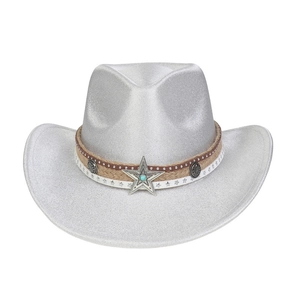 Détail d'un chapeau de cowboy argenté pailleté avec bande étoilée et pierre turquoise