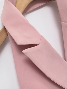 Gros plan détaillé du décolleté du gilet licou rose avec texture de tissu sergé premium