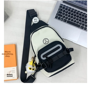 Détail du sac de poitrine en toile pour garçons avec pendentif canard et accessoire PC