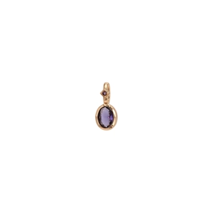 Gouden ketting met ovale paarse edelsteen en zirkonia detail op witte achtergrond