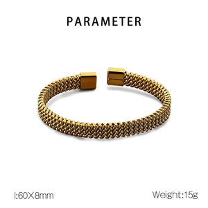 Detail van de gouden gevlochten open armband met 60x8mm afmetingen en gewicht