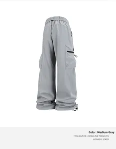 Detalle del pantalón cargo gris con cintura elástica y bolsillo lateral con cremallera