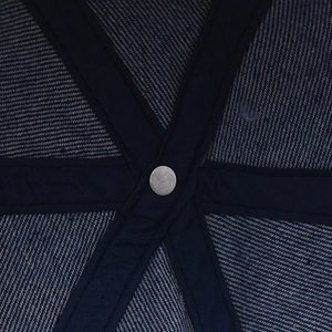 Vista macro dettagliata delle cuciture interne e del bottone di un cappello in denim lavato