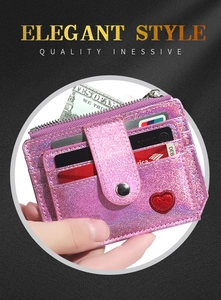 Détail macro du porte-cartes rose pailleté avec broderie cœur rouge et fermoir à pression