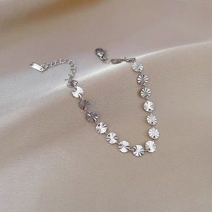 Dettaglio di un bracciale in argento S925 con dischi rotondi dalla trama a raggiera lucida