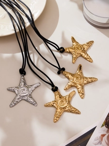 Détail des pendentifs étoile de mer en métal martelé doré et argenté avec cordon