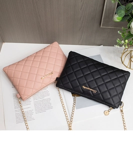 Détail macro de sacs matelassés en rose et noir avec bandoulières en chaîne dorée chic