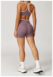 Detail van hoge taille paarse yoga-set met Y-back bh en liftende sportshorts voor dames