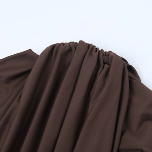 Vue détaillée du tissu marron foncé avec plis froncés élégants pour robe longue
