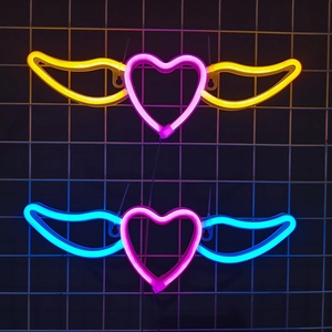Décoration murale néon LED ailes de cœur en rose-jaune et rose-bleu pour ambiance festive
