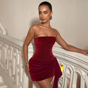 Elegante abito a fascia in velluto bordeaux con dettagli arricciati sul lato