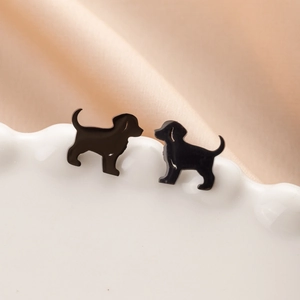 Pendientes de perrito negro con acabado pulido brillante y diseño asimétrico