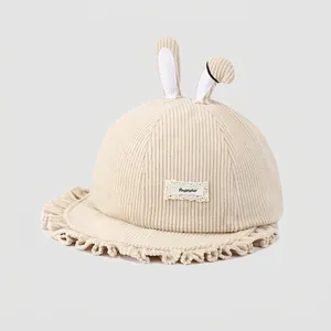 Détail d'oreilles de lapin et texture velours sur chapeau bob beige pour enfant