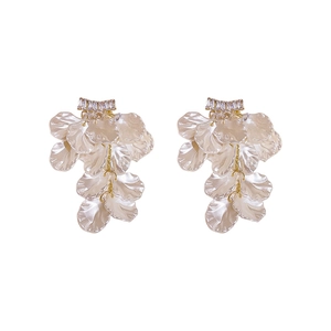 Boucles d'oreilles fleuries avec clous en zircon et pétales blancs nacrés