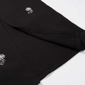 Vue macro détaillée du tissu noir orné d'un luxueux motif de grappes de strass brillants