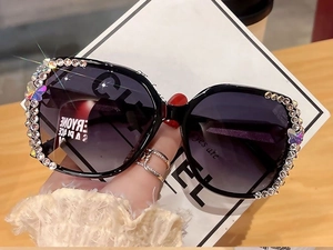 Détail macro de lunettes de soleil oversize de luxe avec strass et motif de papillon élégant