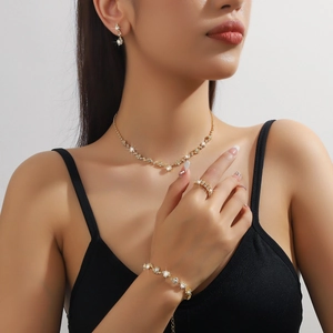 Elegante set di gioielli da sposa dorati con collana, orecchini, bracciale e anello con zirconi