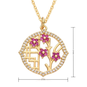 Detail einer 21mm Gold Titan-Halskette mit hohlm Blumenausschnitt und Zirkonia