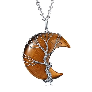 Détail du pendentif lune en oeil de tigre avec motif arbre de vie en fil argenté