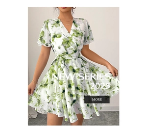 Dettaglio vestito estivo a fiori con scollo a V, orlo a balze e fiocco in vita