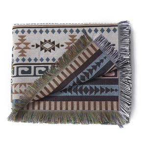 Détail du tissage géométrique et des franges sur une couverture de pique-nique ethnique