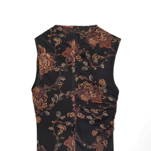 Ärmelloses Mesh-Kleid mit Blumenmuster, schmaler Passform und gerafften Details