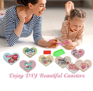 Détail de 8 sous-verres diamant en forme de cœur avec kit d'outils et support métal