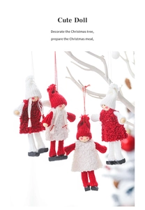 Lot de quatre poupées de Noël tricotées suspendues à une branche pour décor de fête blanc