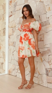Vue détaillée du motif floral et de l'encolure en V ajourée sur cette robe courte d'été