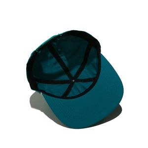 Vue détaillée des coutures intérieures de la casquette de baseball à séchage rapide