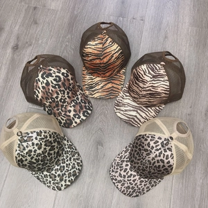 Detail van vijf paardenstaart mesh baseballpetten met verschillende dierenprints