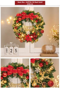 Vue détaillée d'une couronne de Noël de 50cm avec boules dorées, cônes et signe Merry Christmas