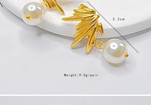Détail de boucles d'oreilles perles dorées montrant la taille 3,2cm et le poids 9,0g