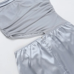 Détail du satin bleu clair et du tulle plissé montrant la finition de la couture taille