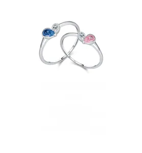 Nahaufnahme von S925 Sterlingsilberringen mit birnenförmigen Edelsteinen in Rosa und Blau